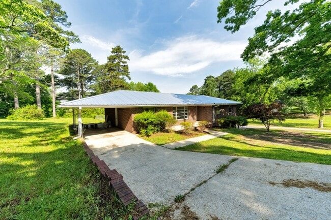 Building Photo - Available Now! Spacious 3BR/2BA with Luxurious Touches!