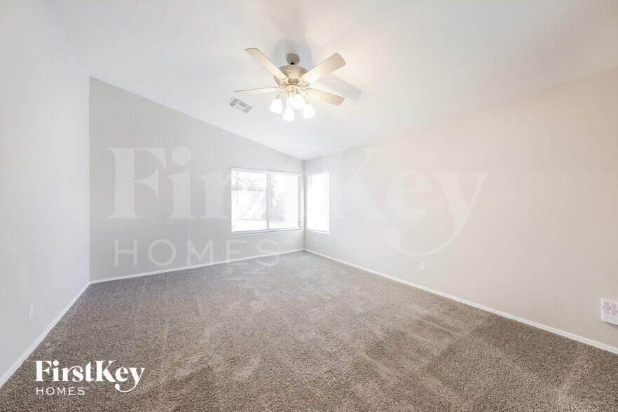 Building Photo - 7834 W Robin Ln