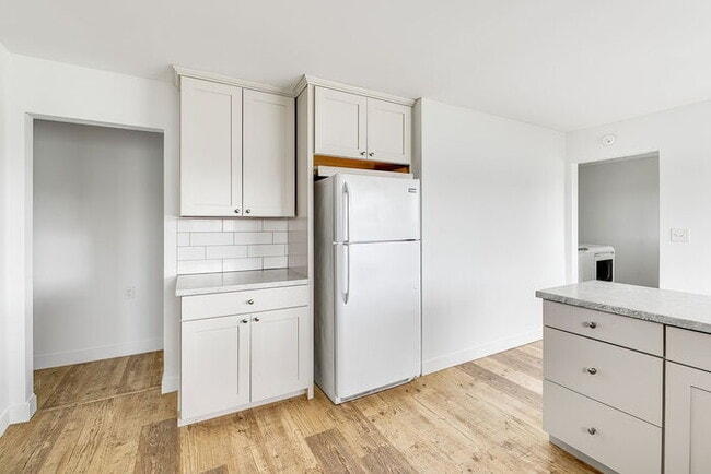 Building Photo - 2030 Ocean Beach Pl