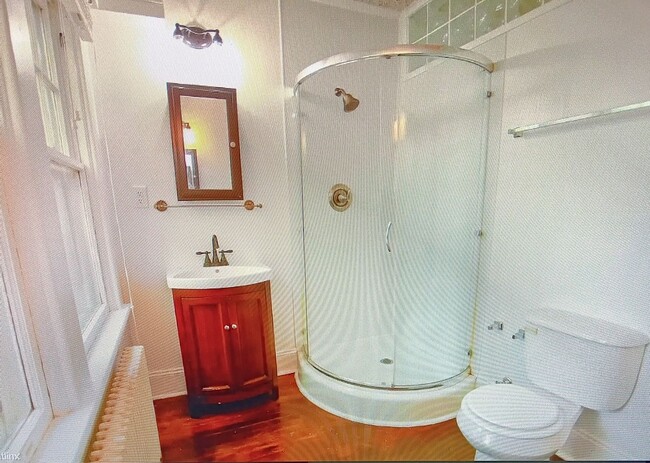 Building Photo - Minutes to Campus / 5 Bedroom / 2 Bathroom