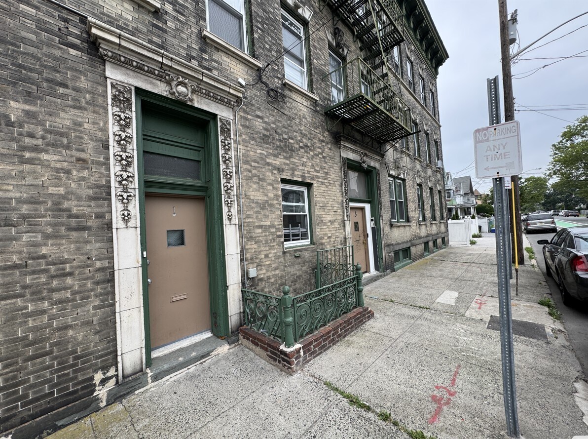 3 Warner Ave 1 - 4 Warner Ave