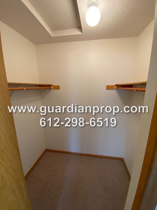 Building Photo - End Unit Townhouse Available May 1st, Vaulted Ceilings, Loft Area, Patio w/Yard Space, 2 Car Gara...