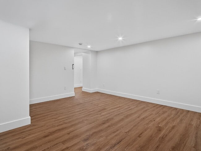 Building Photo - 3 Bed/2 Bath Home with Private Yard
