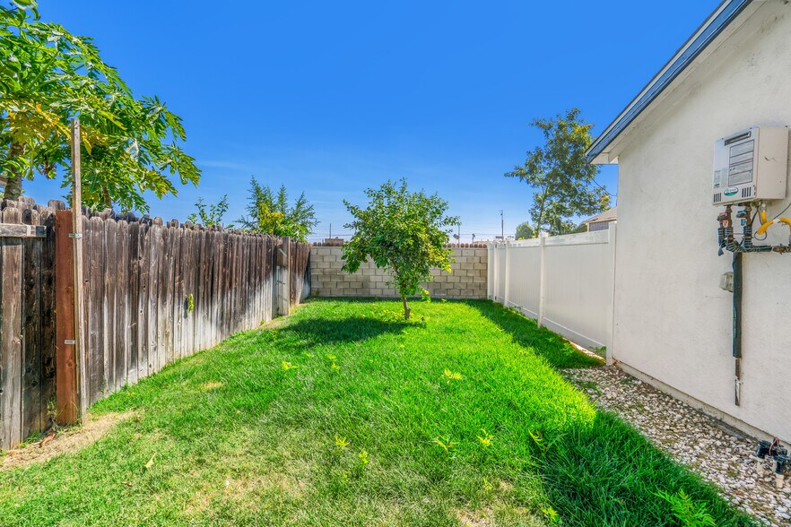 Building Photo - 6714 Amigo Ave