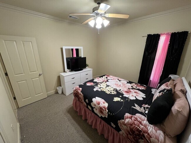 Building Photo - Beautifully Furnished 4-Bedroom Home in Zachary's Audubon Lakes!