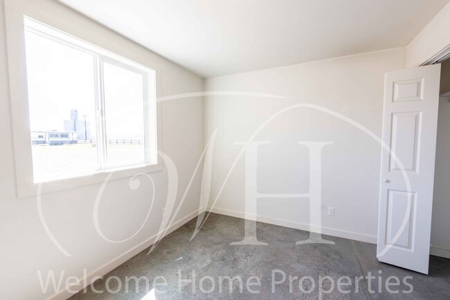 Building Photo - Country Home with Optional Horse Paddock Stalls