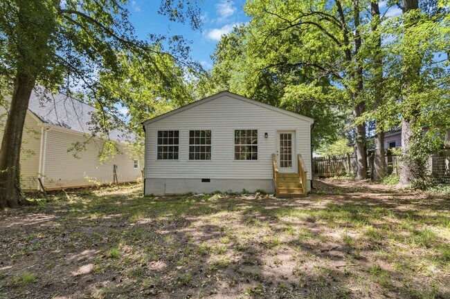 Building Photo - 707 Blair St