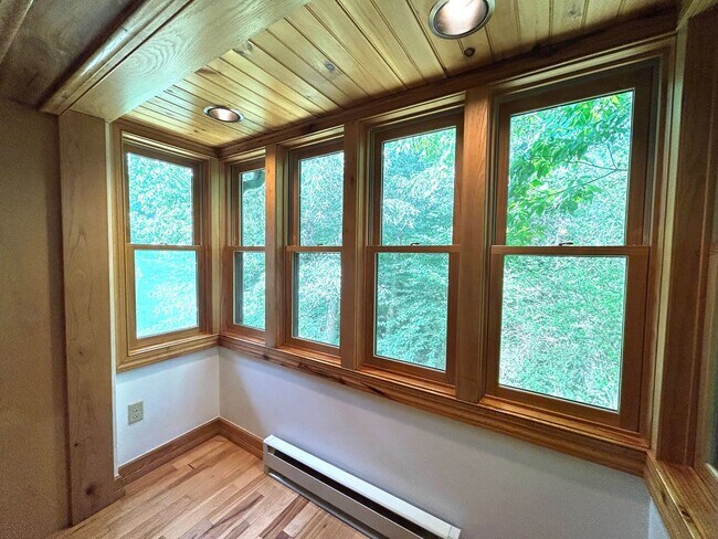 Building Photo - East AVL - Beautiful Zen Garden Apt with Sauna!