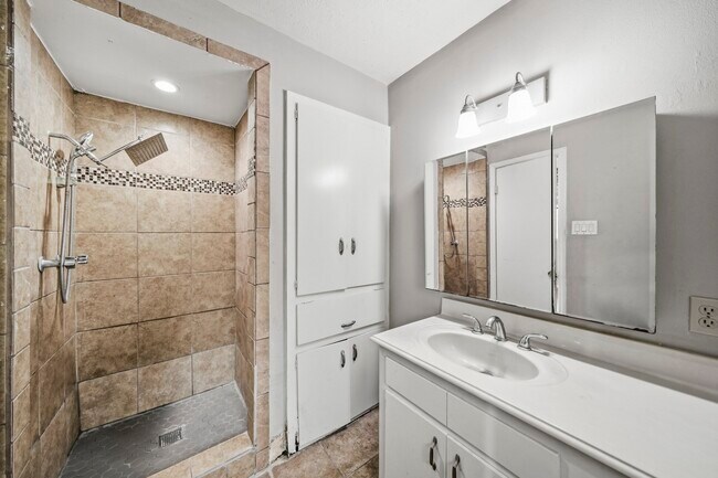 Building Photo - 3324 Kathryn Cir