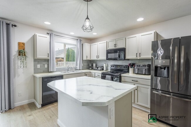 Building Photo - 3 Bed 2.5 Bath Home