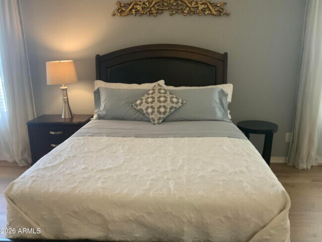 Building Photo - 2114 E Aire Libre Ave