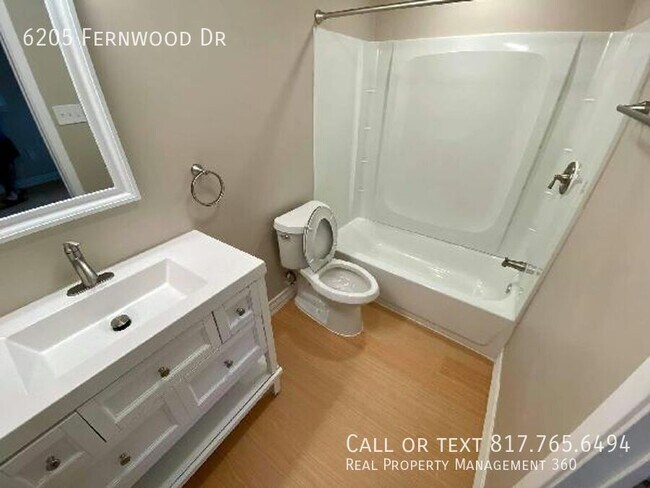 Building Photo - 6205 Fernwood Dr