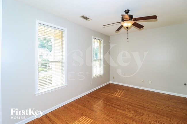 Building Photo - 4568 Park Ridge Pkwy