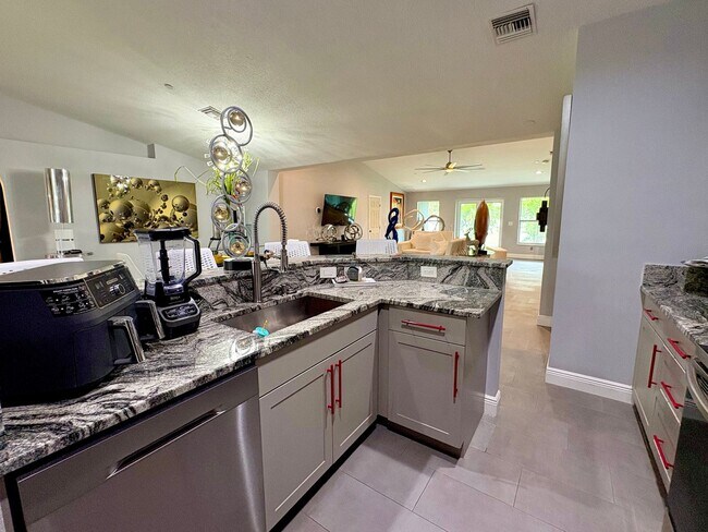 Building Photo - Spacious updated 4/2/2 Home Centrally Located in PSL!