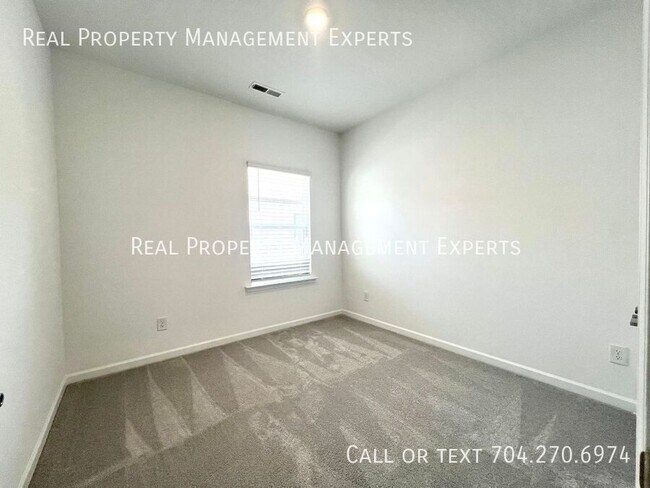 Building Photo - 211 Tamala St