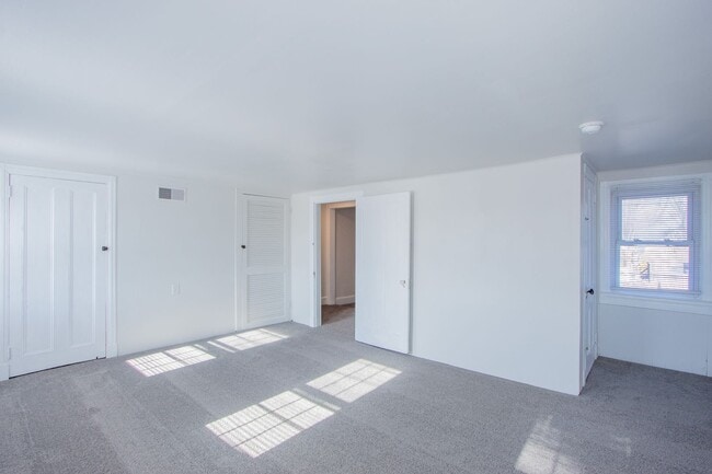 Building Photo - Wonderful Updated TownHouse in the Heart of Middletown - On Main St