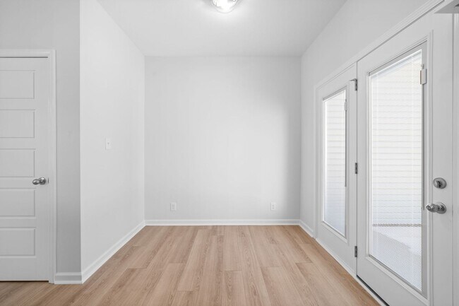 Building Photo - 2 Bedroom Condo For Rent Near Riverside Dr...