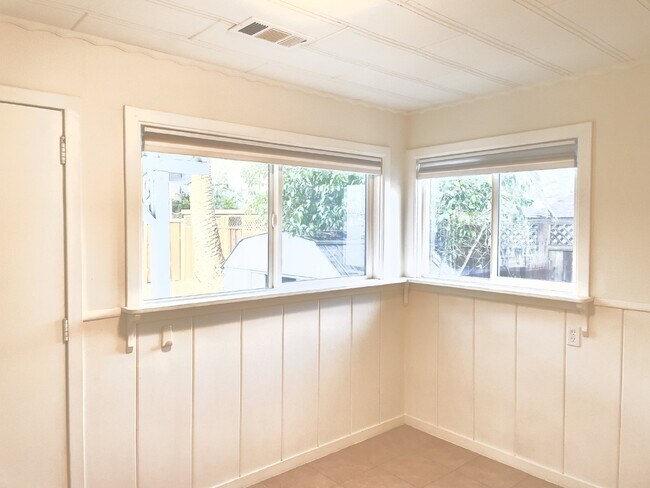 Building Photo - Charming 1 Bed, 1 Bath Rental in Walnut Cr...