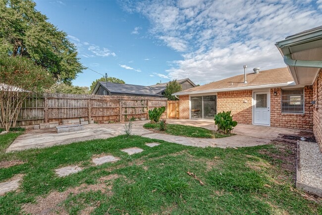 Building Photo - 4923 Poinciana Dr