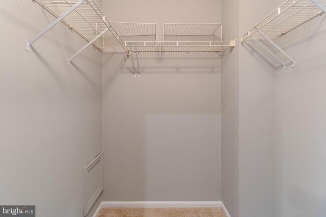 Building Photo - 43147 Huntsman Square