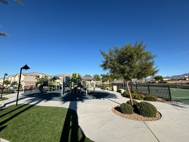 Building Photo - Beautiful 3Bed/3Bath Townhome located in Enterprise/Southern Highlands–Southwest Henderson border...