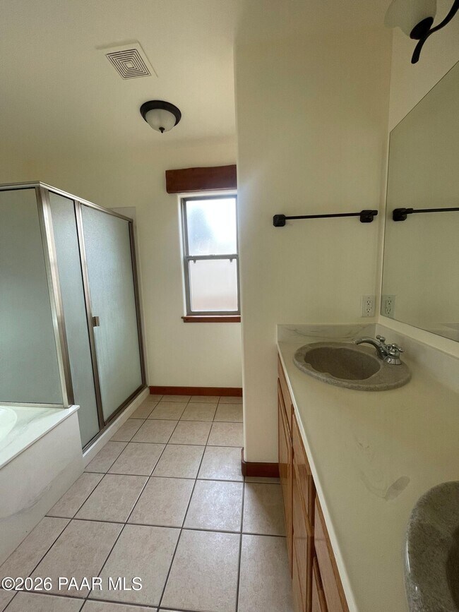 Building Photo - 2575 Solar View Dr