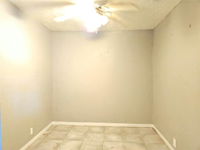 Building Photo - 4419 W Bayshore Dr