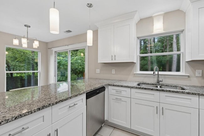 Building Photo - 4930 Farmstead Ct NE