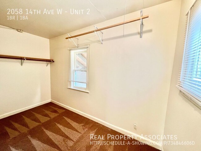 Building Photo - Large Triplex 1-Bedroom Available in Queen...