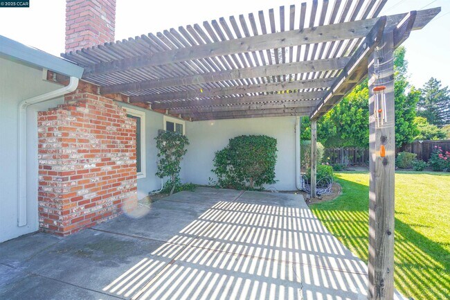 Building Photo - 360 El Divisadero Ave
