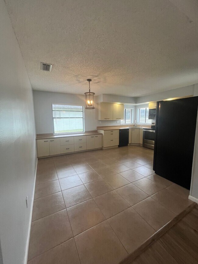 Building Photo - Super Cute 3bd 2bath! FENCED IN YARD !