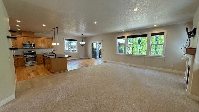 Building Photo - Beautiful 4-Bedroom Home for Lease in the ...