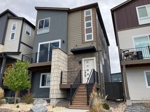 Building Photo - 2 Bedroom Home with VIEWS of the Mountains