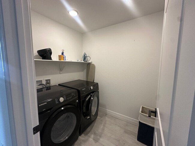 Building Photo - End unit FURNISHED Townhouse in Victory Ridge