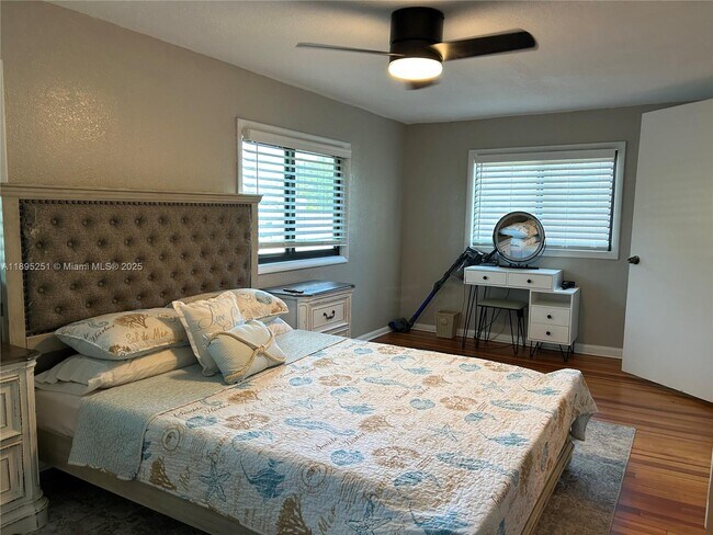 Building Photo - 1534 Monroe St