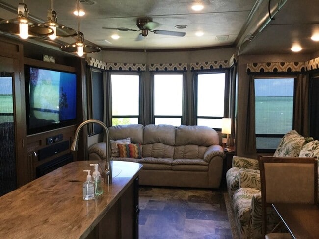 Building Photo - Move in Special! $500 off the First Months Rent!