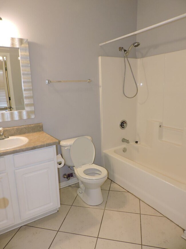 Building Photo - Easy access to interstate, shopping & hosp...