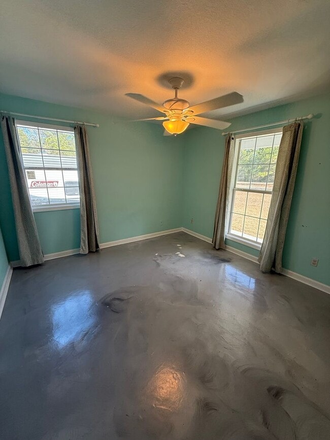 Building Photo - HUGE UPGRADED 3/2 ON 5 ACRE LOT!