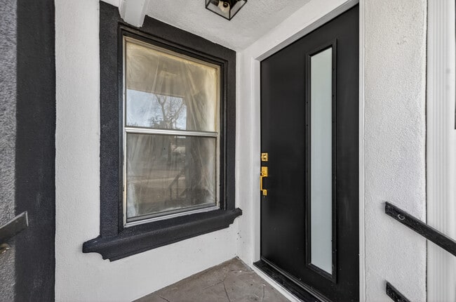 Building Photo - 1667 Valencia Ave