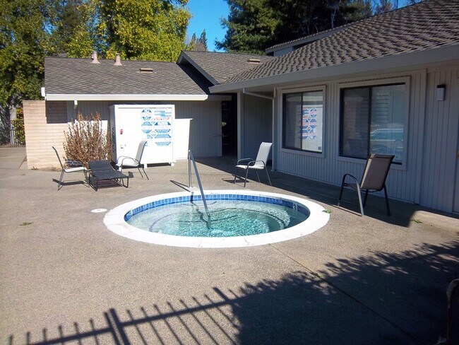 Building Photo - This amazing 2/3 with Den condo won't last!