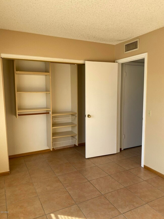 Building Photo - 6932 W Paradise Dr