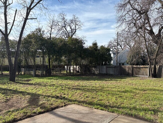 Building Photo - 30 Oak Dr