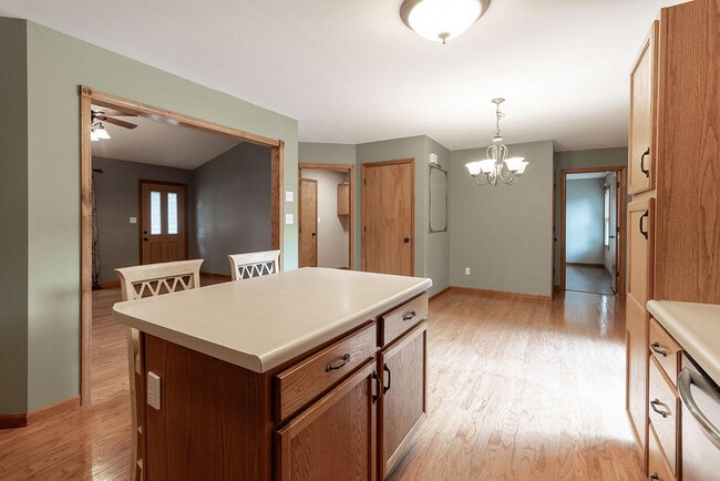 Building Photo - 1302 Look Out Ct