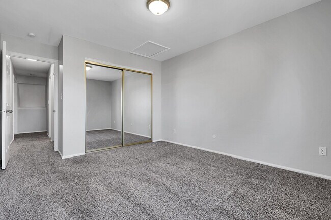 Building Photo - $2,400 - 3 Bed, 2.5 Bath Townhome with Fin...