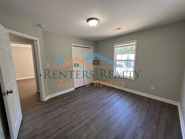 Building Photo - 2 Bedroom Townhouse with Yard