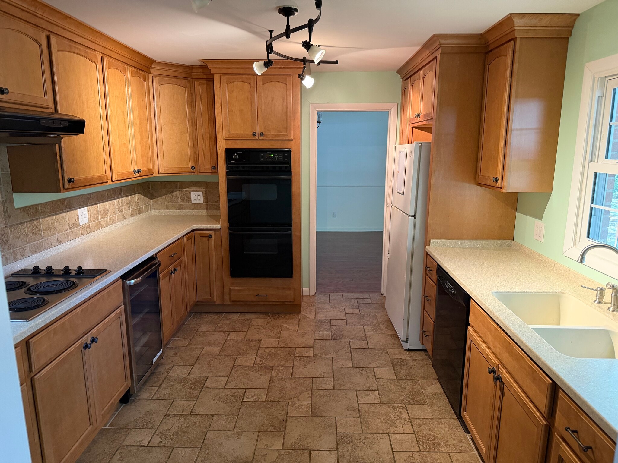 Kitchen looking towards dining room - 5375 Gordon Dr