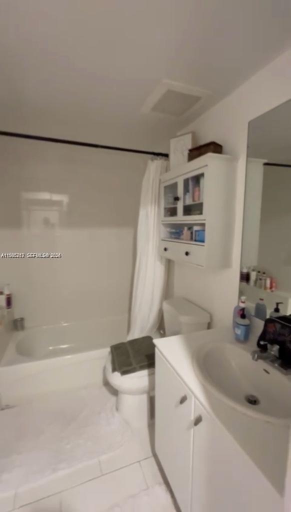 Building Photo - 2740 SW 28th Terrace