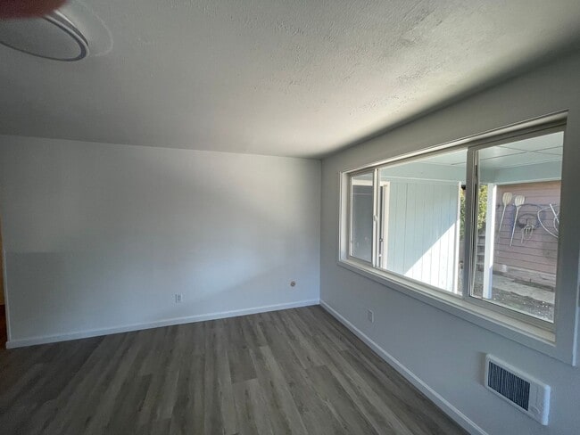 Building Photo - AVAILABLE NOW!! 2BD/1BA Cute Remodeled Dup...