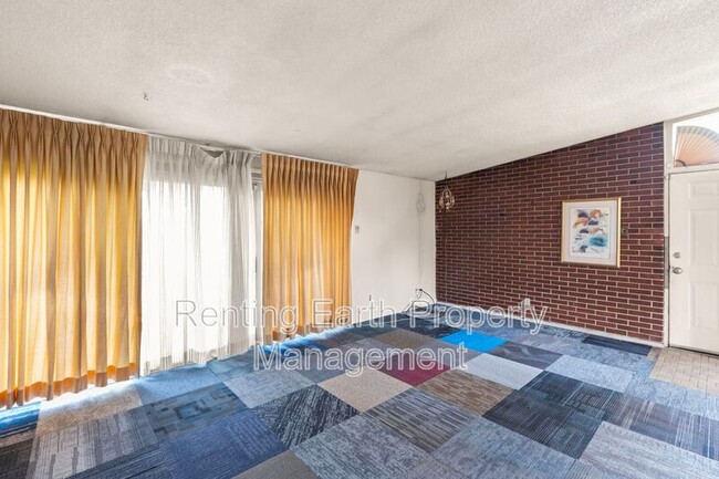 Building Photo - 6452 Evergreen Blvd
