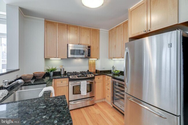 Building Photo - 1900 Hamilton St